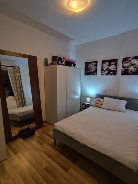 Camera la bloc unei salariate/ studente