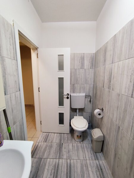 Camera la bloc unei salariate/ studente