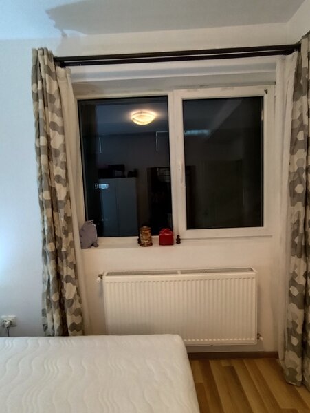 Camera la bloc unei salariate/ studente