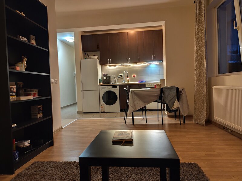 Camera la bloc unei salariate/ studente