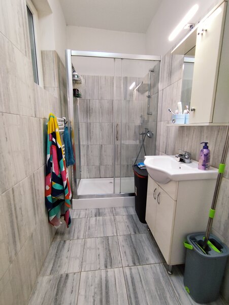 Camera la bloc unei salariate/ studente