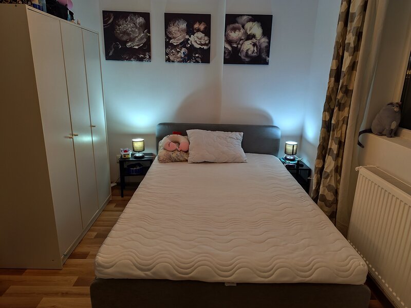 Camera la bloc unei salariate/ studente