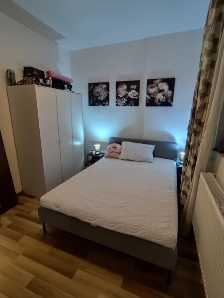 Camera la bloc unei salariate/ studente